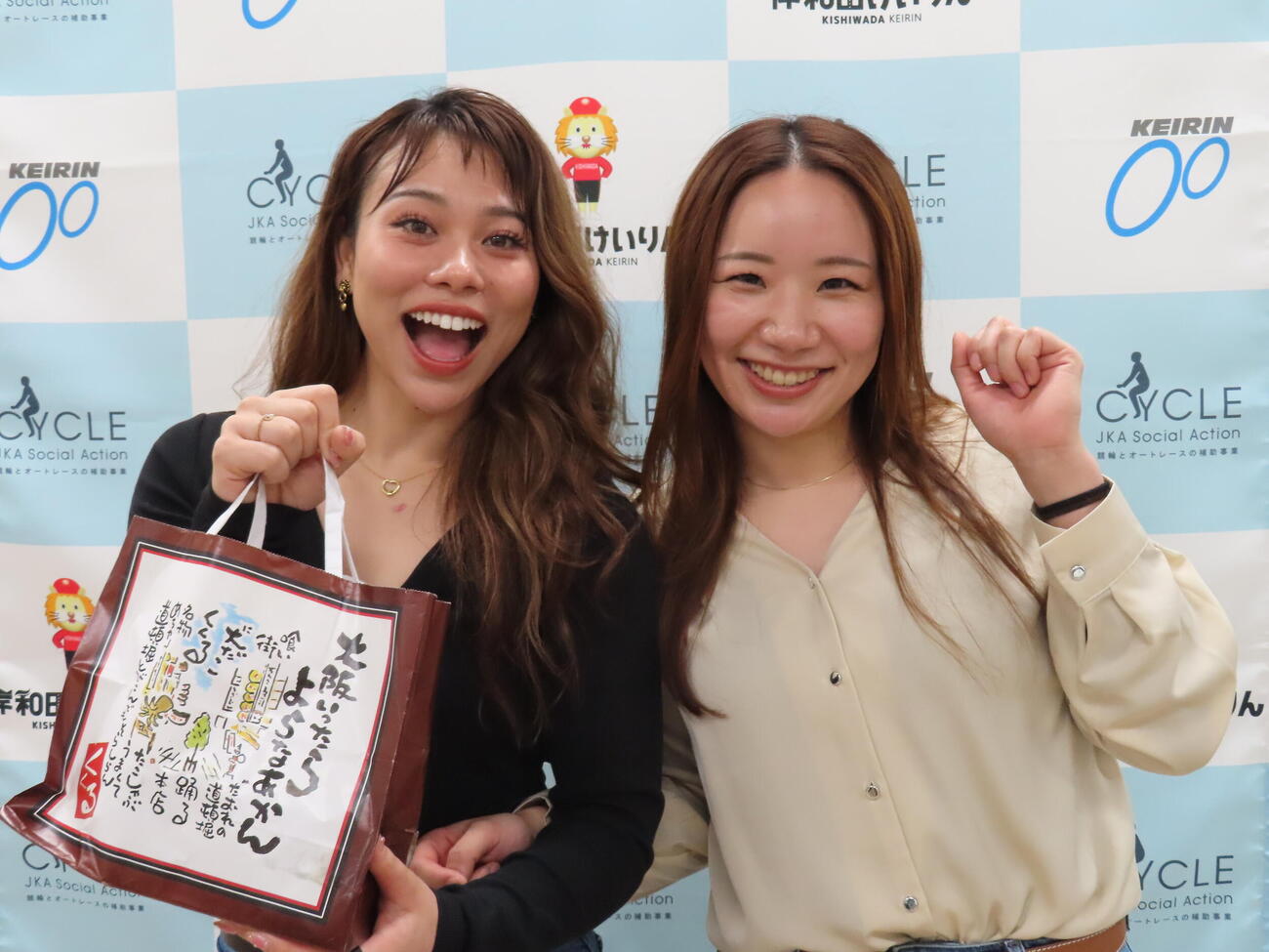 同期の大久保花梨（右）と仲良くポースをとる太田りゆ