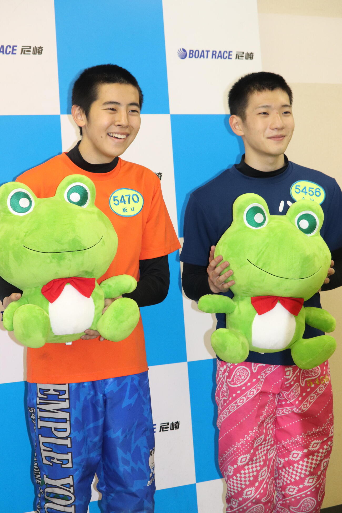 無事デビュー戦を終えて、お祝いにセンプルくんの人形を受け取った今村天次朗（右）と坂口諒宗