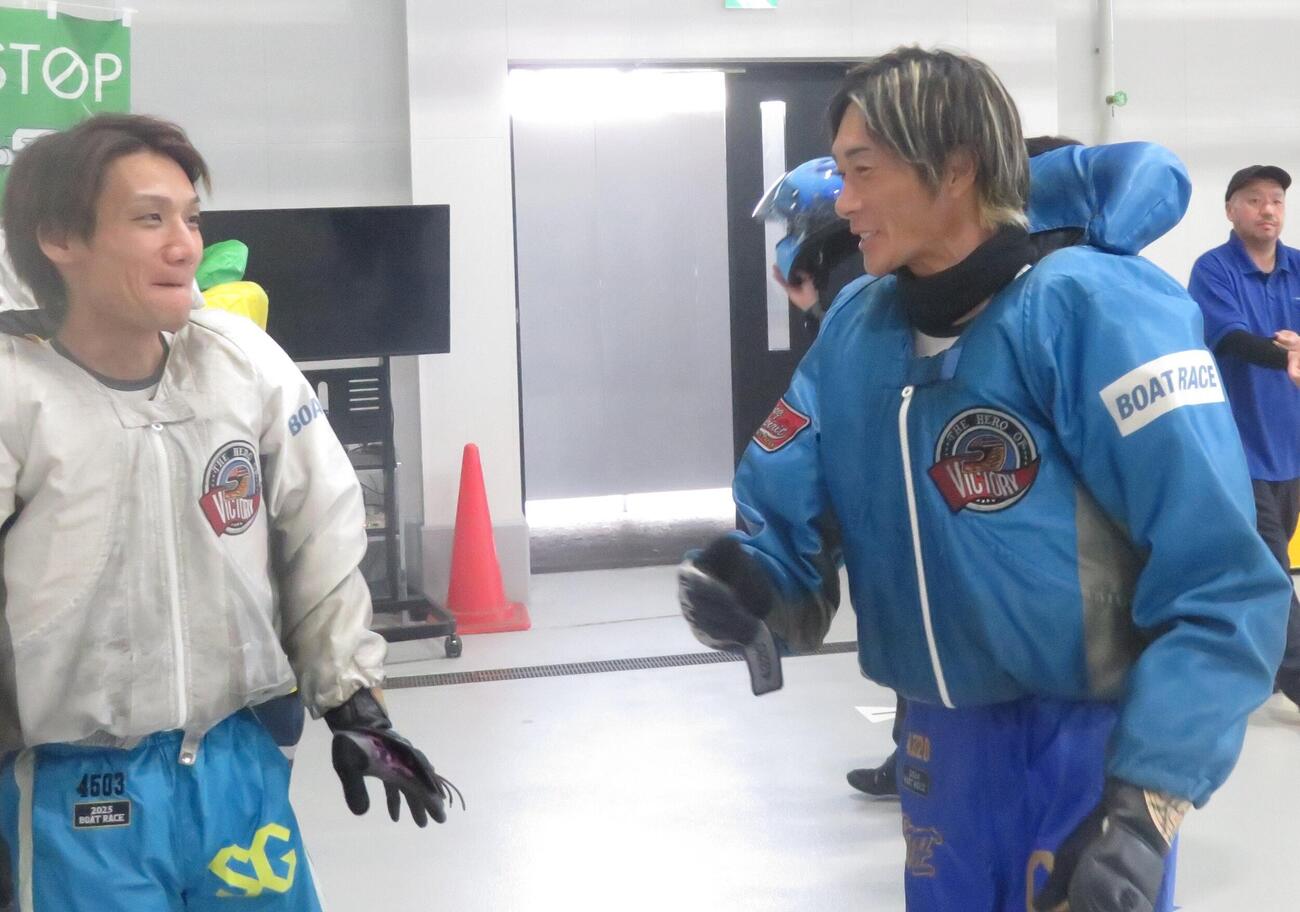 4日目12Rは1着上野真之介、2着峰竜太（右）の師弟ワンツー。レース後、峰は弟子の上野に声をかける