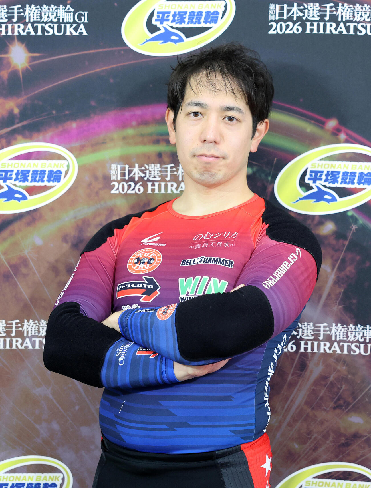 ポーズを決める松浦悠士（撮影・鈴木正人）