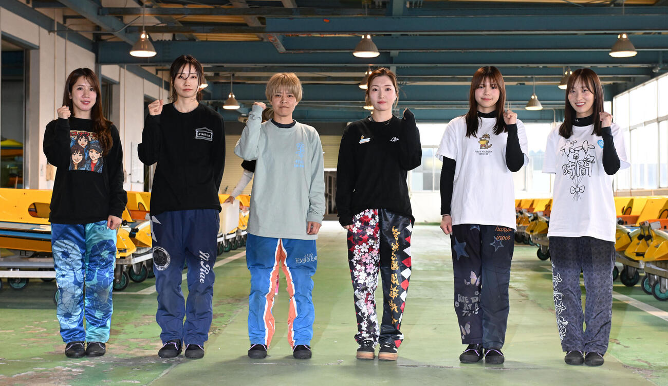 第11回レディースオールスター　ポーズを取る右から高憧四季、井上遥妃、西橋奈未、遠藤エミ、浜田亜理沙、実森美祐（撮影・和賀正仁）