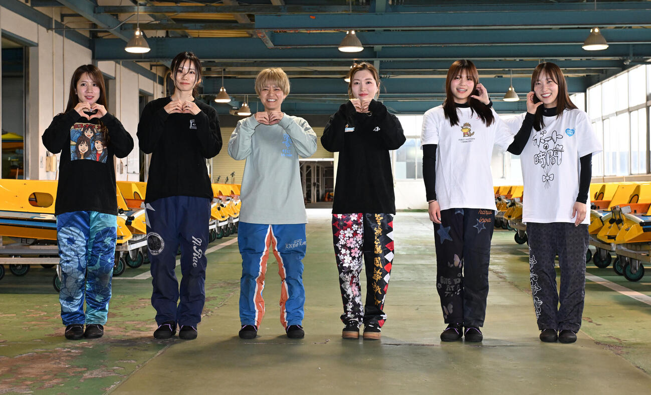 第11回レディースオールスター　ポーズを取る右から高憧四季、井上遥妃、西橋奈未、遠藤エミ、浜田亜理沙、実森美祐（撮影・和賀正仁）