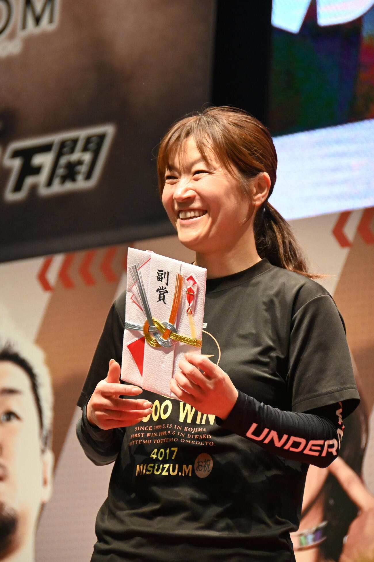 優勝した向井美鈴は目録を手に笑顔（撮影・栗原竑人）