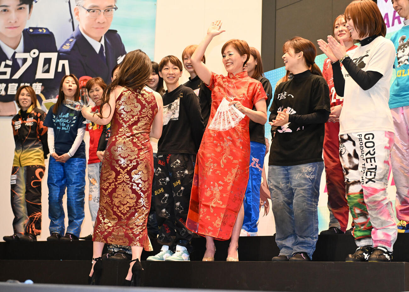 オープニングセレモニーでコスプレを披露する選手たち（撮影・和賀正仁）