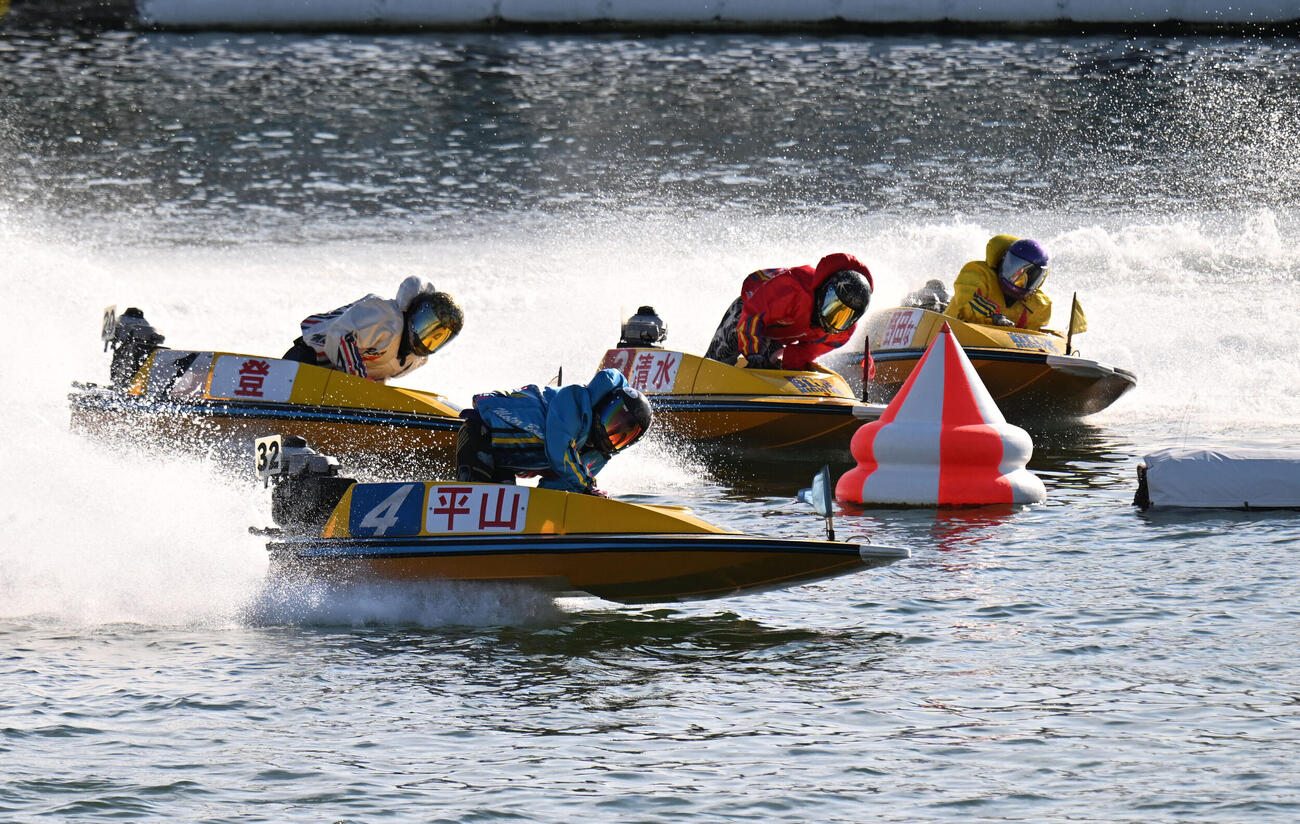 第11回レディースオールスター　　1周目2マークをトップで回る4号艇4387平山智加（撮影・和賀正仁）
