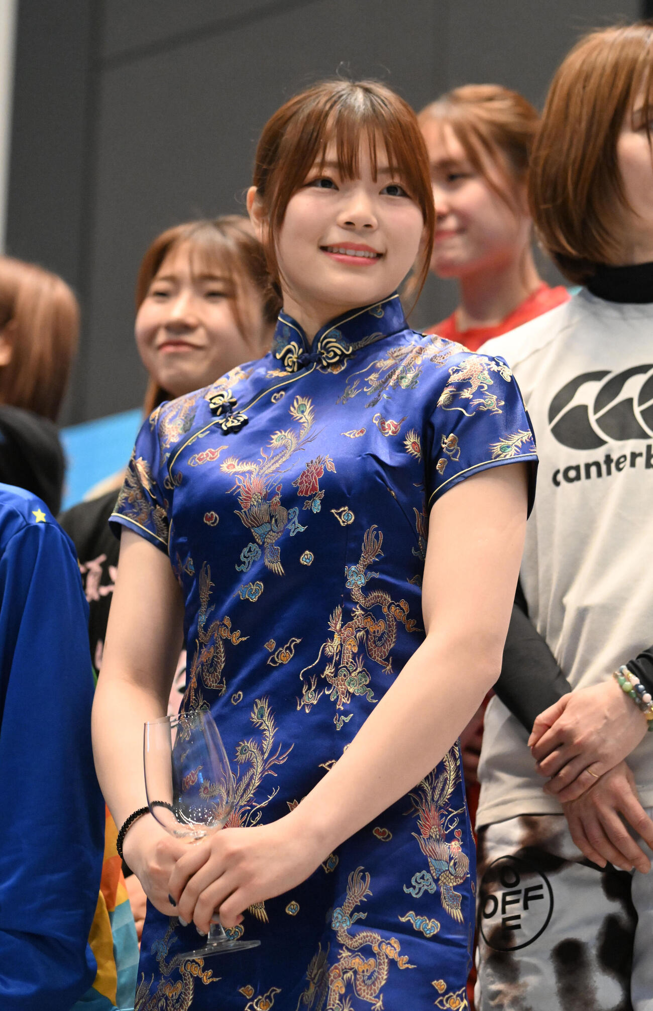 オープニングセレモニーでチャイナドレスを披露する井上遥妃（撮影・和賀正仁）