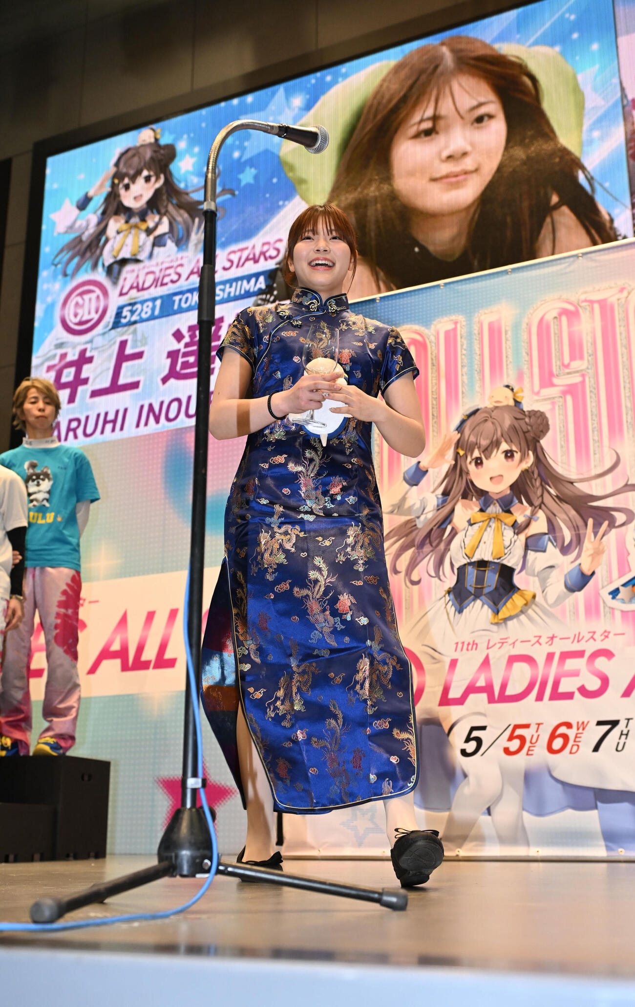 オープニングセレモニーでチャイナドレスを披露する井上遥妃（撮影・和賀正仁）