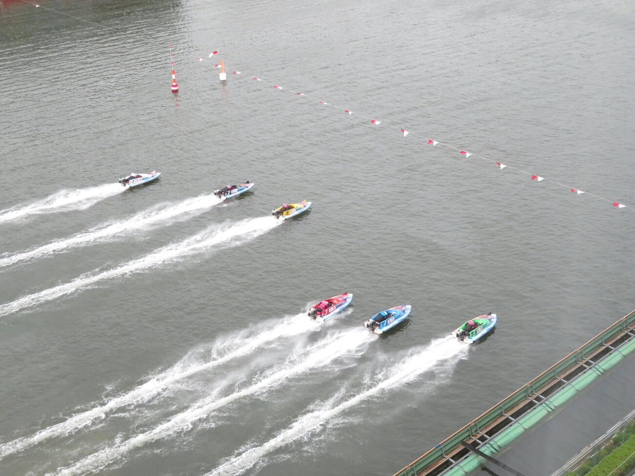 5枠桐生がスローの3コース、3枠中野がダッシュ4コースを選択