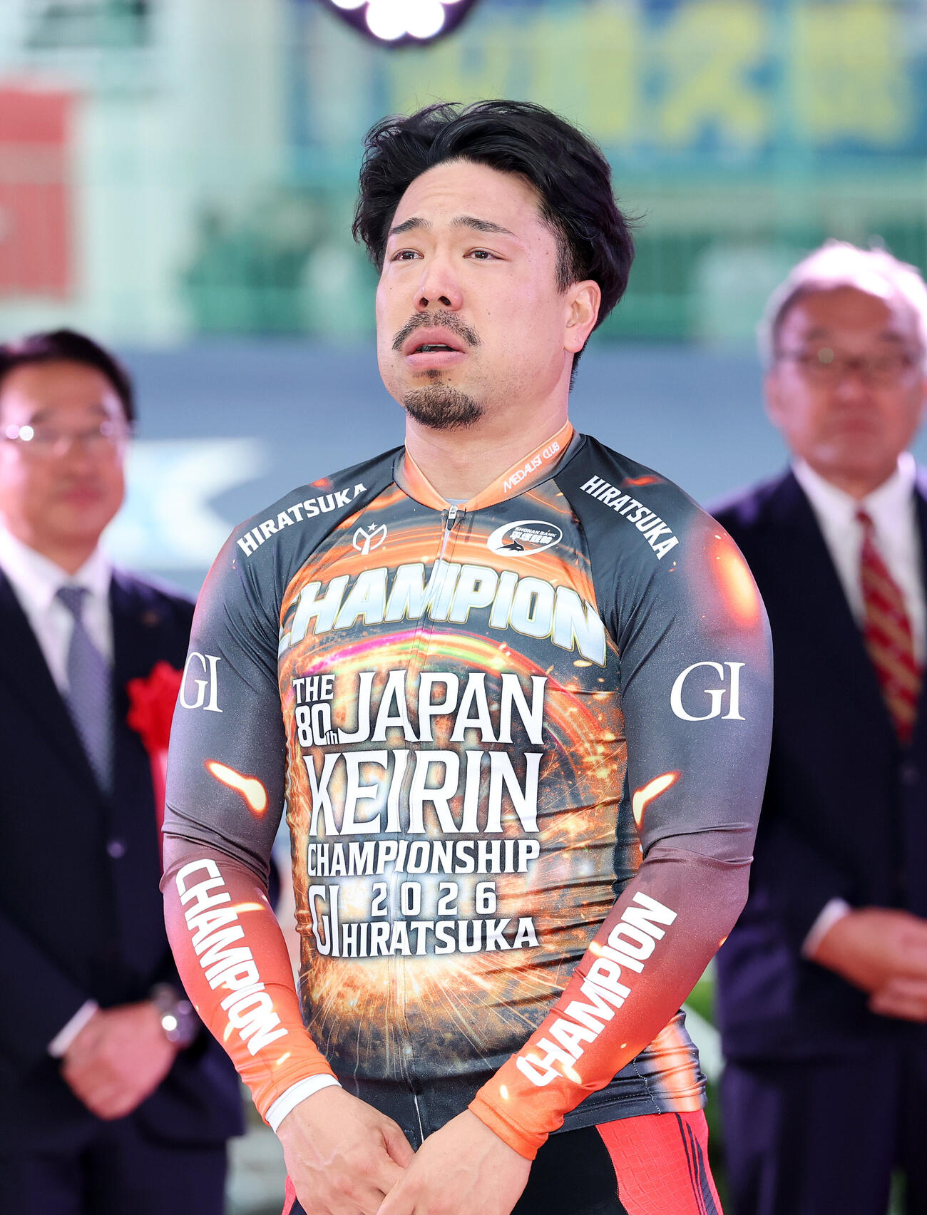 日本選手権を制し涙ぐむ古性優作（撮影・鈴木正人）