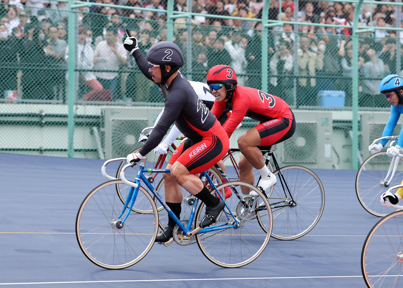 日本選手権を制しポーズを決める古性優作（左）（撮影・鈴木正人）