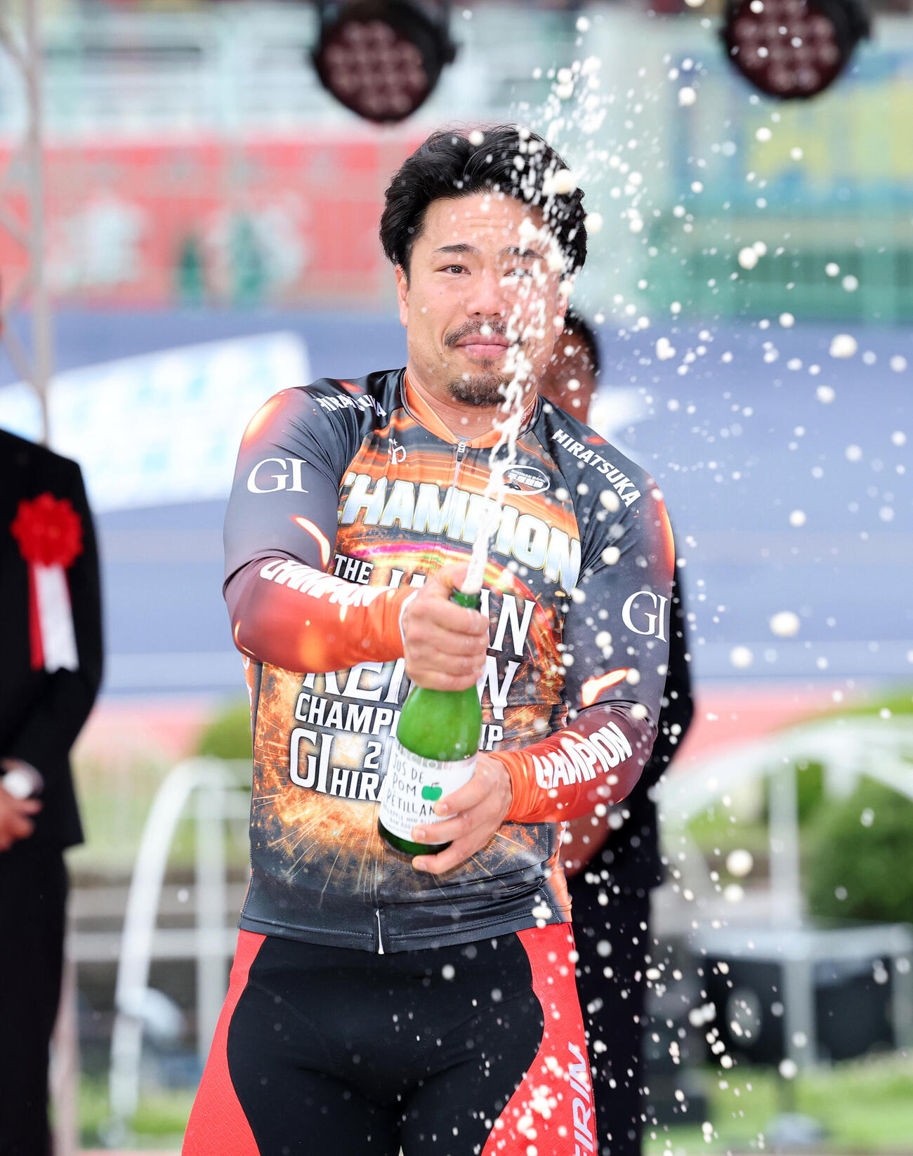 日本選手権を制しシャンパンファイトする古性優作（撮影・鈴木正人）