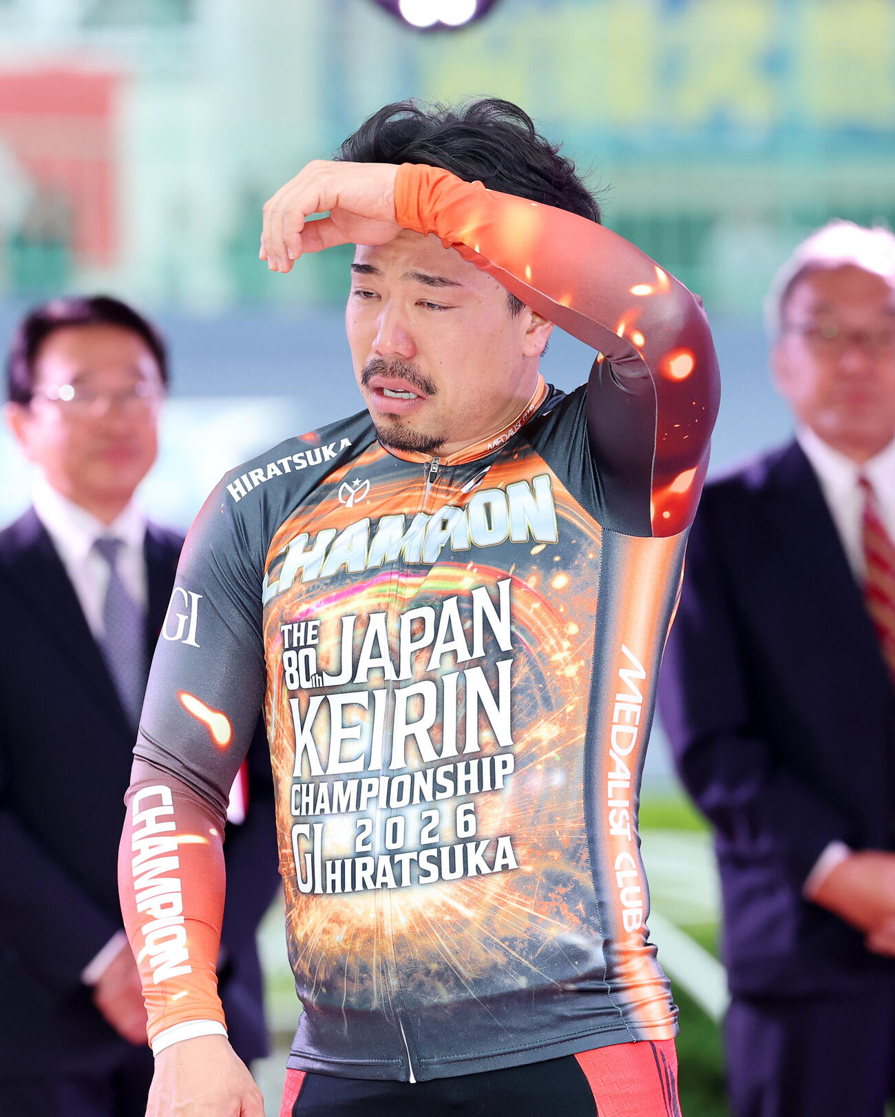 日本選手権を制し涙ぐむ古性優作（撮影・鈴木正人）