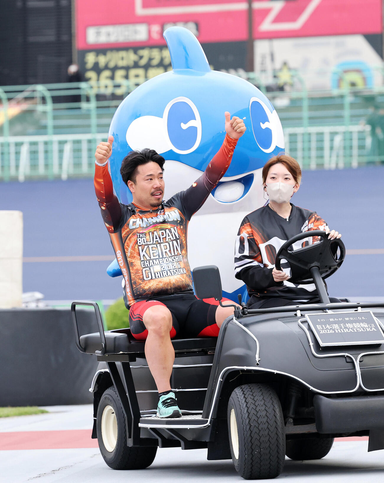 日本選手権を制しポーズを決める古性優作（撮影・鈴木正人）