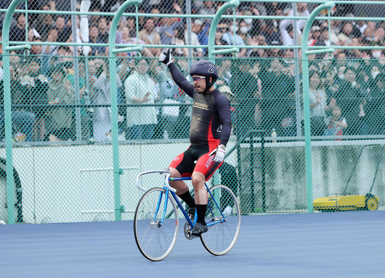日本選手権を制しポーズを決める古性優作（撮影・鈴木正人）