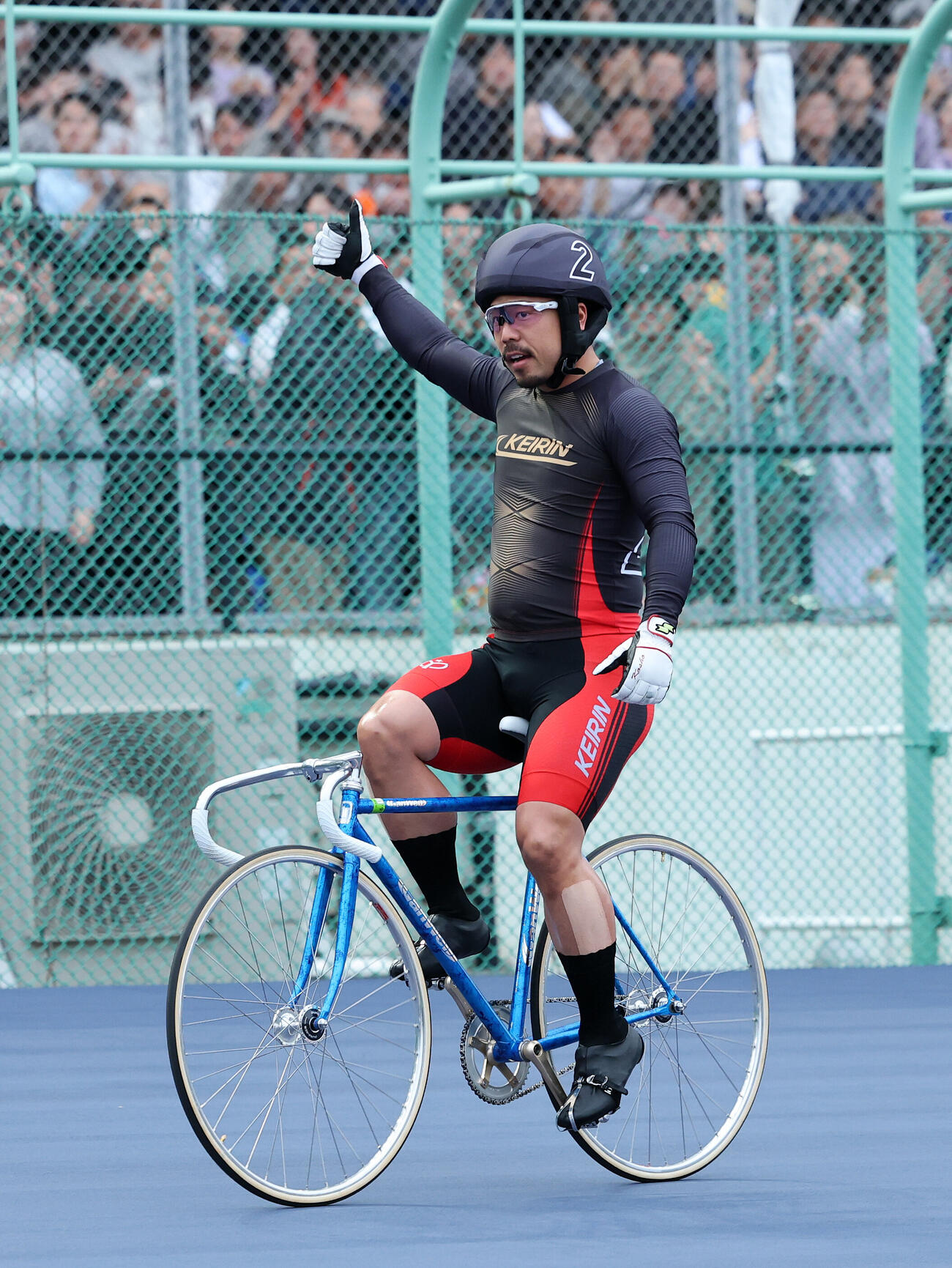 日本選手権を制してポーズを決める古性優作（撮影・鈴木正人）