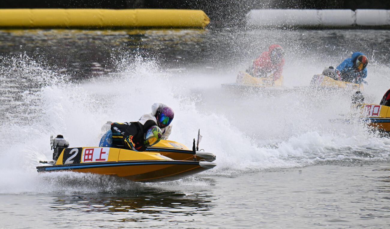 第11回レディースオールスター　　1周目2マークをトップで回る2号艇5295田上凜（撮影・和賀正仁）