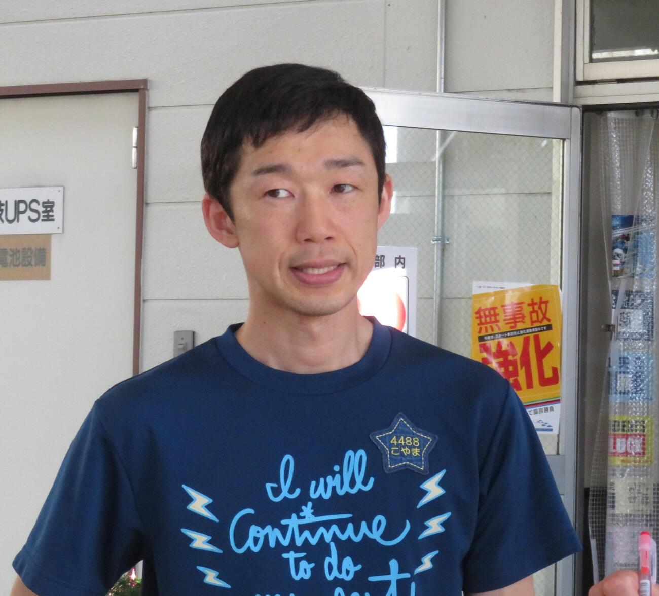 2日目連勝に安堵（あんど）する小山勉
