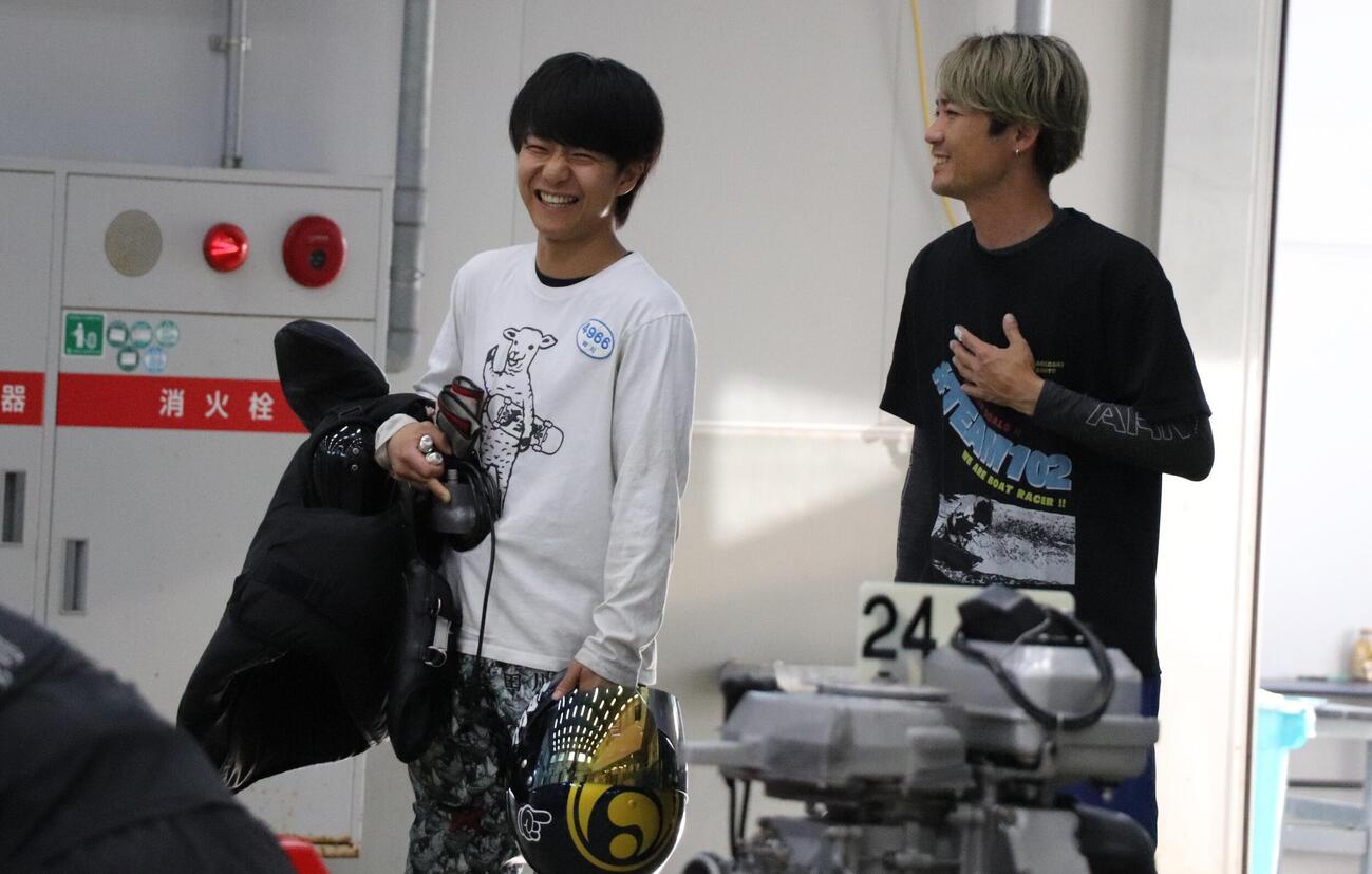 宮本夏樹（右）と談笑する田川大貴