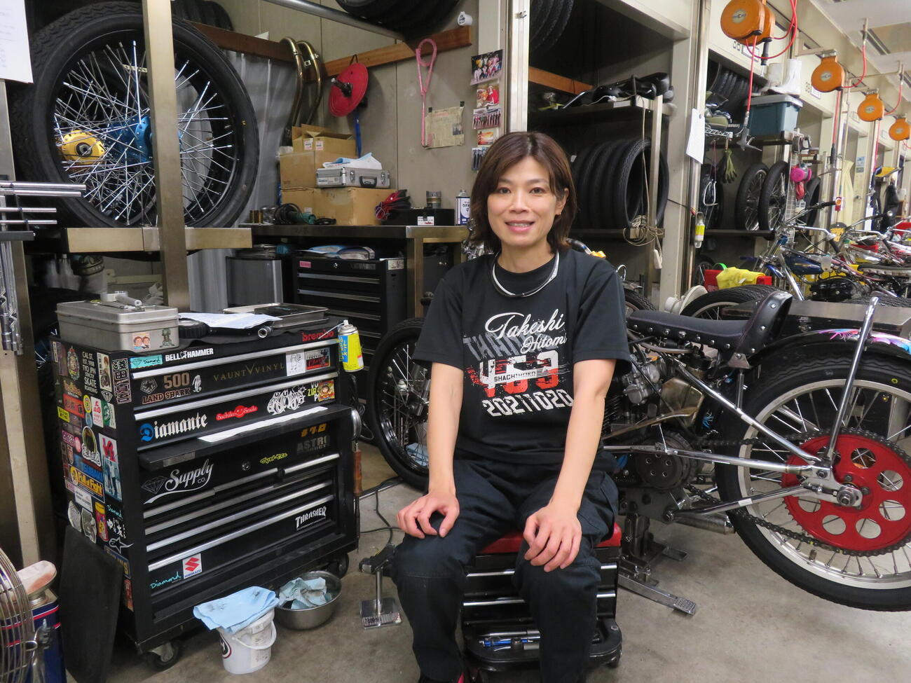 一般戦3Rで逃げ切りシリーズ初勝利を飾った地元の女子レーサー岡谷美由紀は笑顔で撮影に応じる（撮影・小川将司）