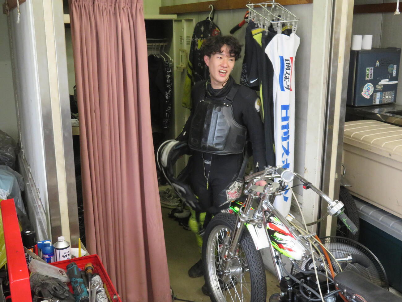 レースを終えて選手仲間の祝福に応える黒川京介