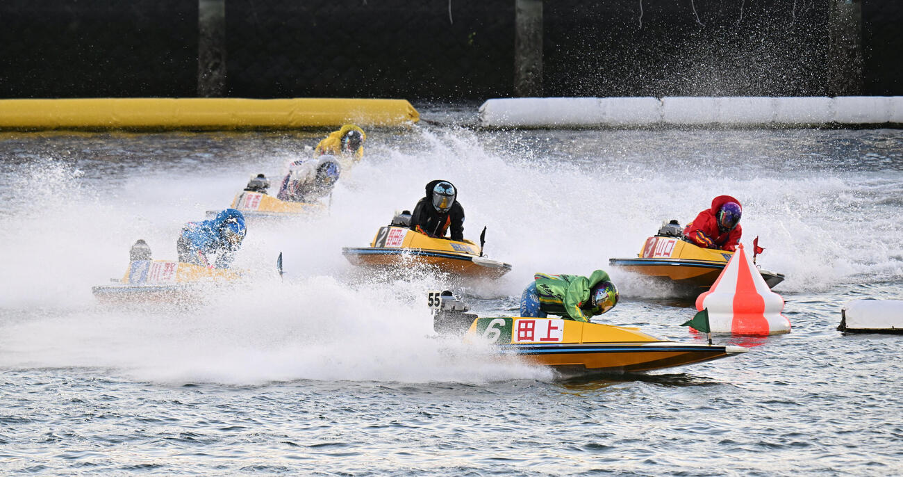 第11回レディースオールスター　　7R、1周目2マークを回る6号艇5295田上凜（撮影・和賀正仁）