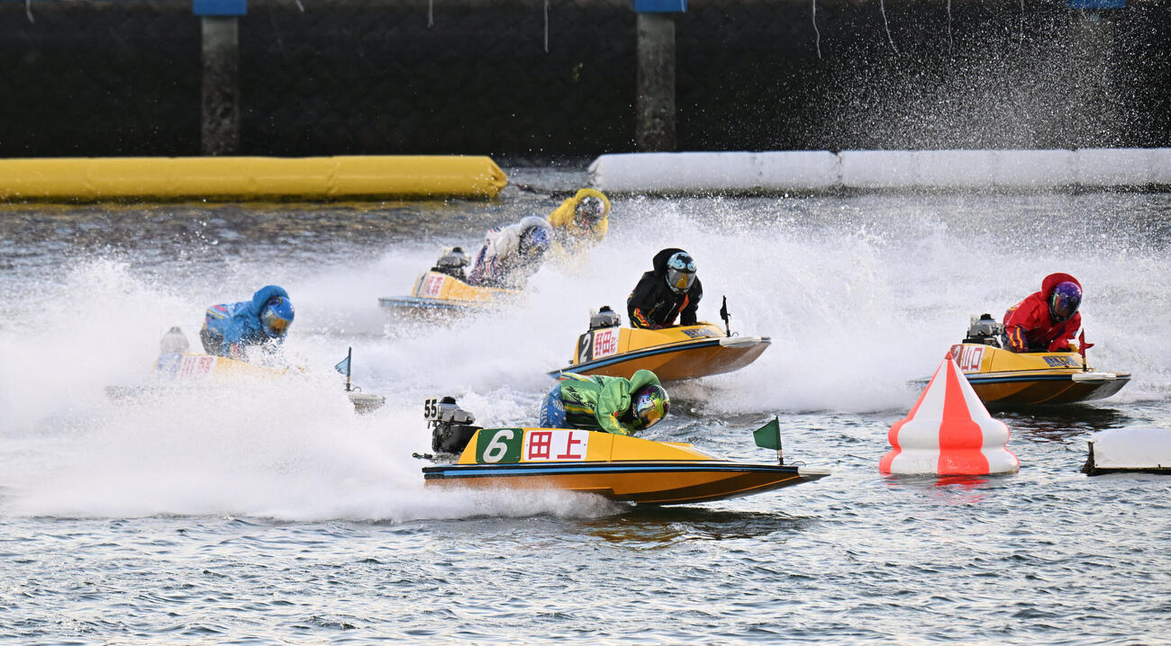 第11回レディースオールスター　　7R、1周目2マークを回る6号艇5295田上凜（撮影・和賀正仁）