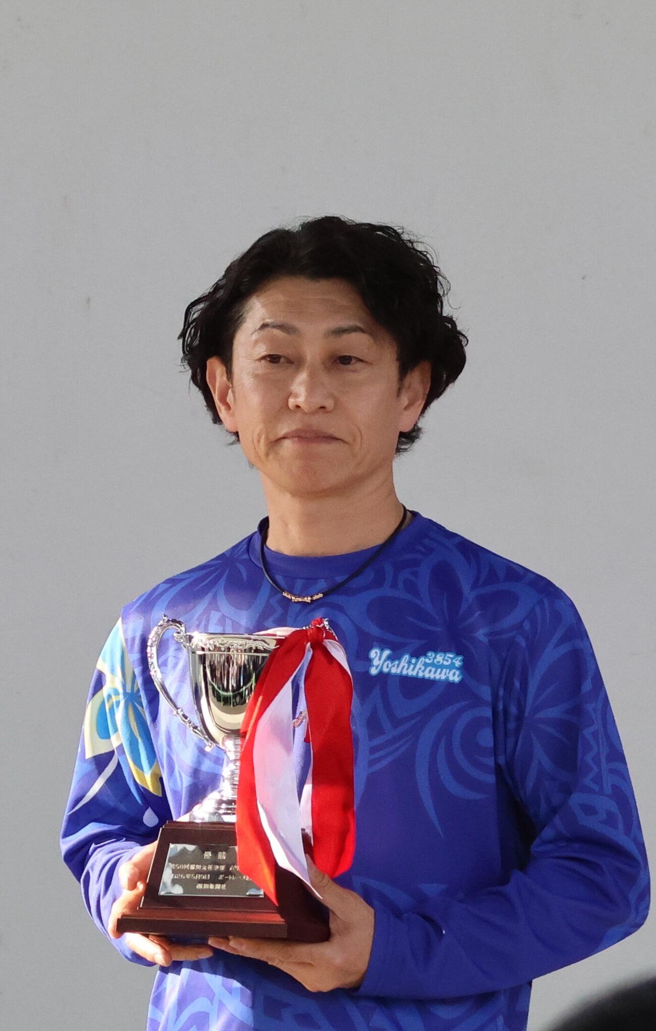 優勝戦は吉川元浩が2コース差しを決めて、同大会5連覇を達成。優勝カップを手にした（撮影・北條直治）
