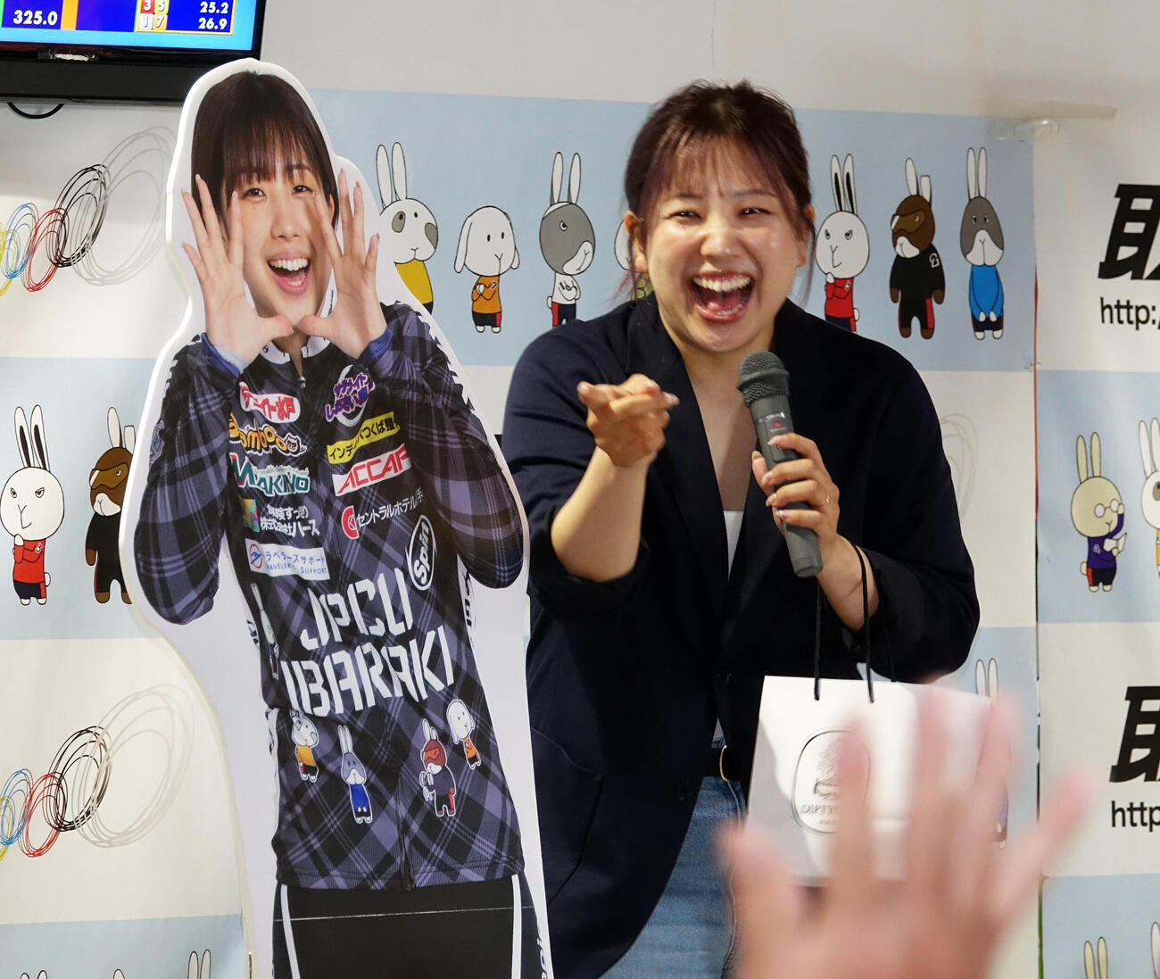 トークショーで笑顔がはじける岩崎ゆみこさん