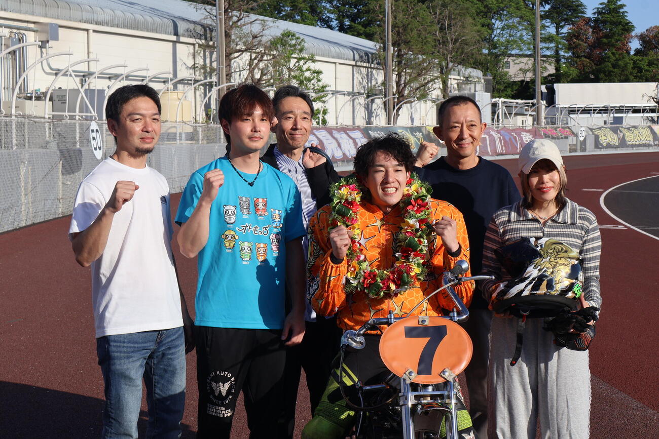 川口の仲間たちに囲まれる黒川京介