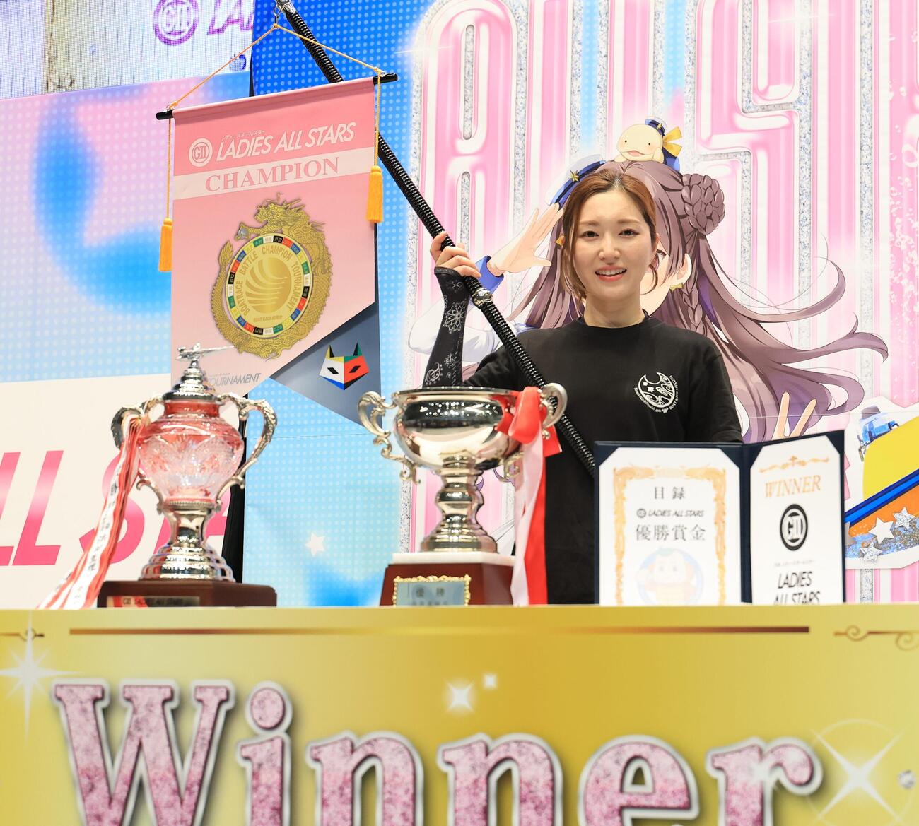 表彰式で笑顔を見せる西橋奈未