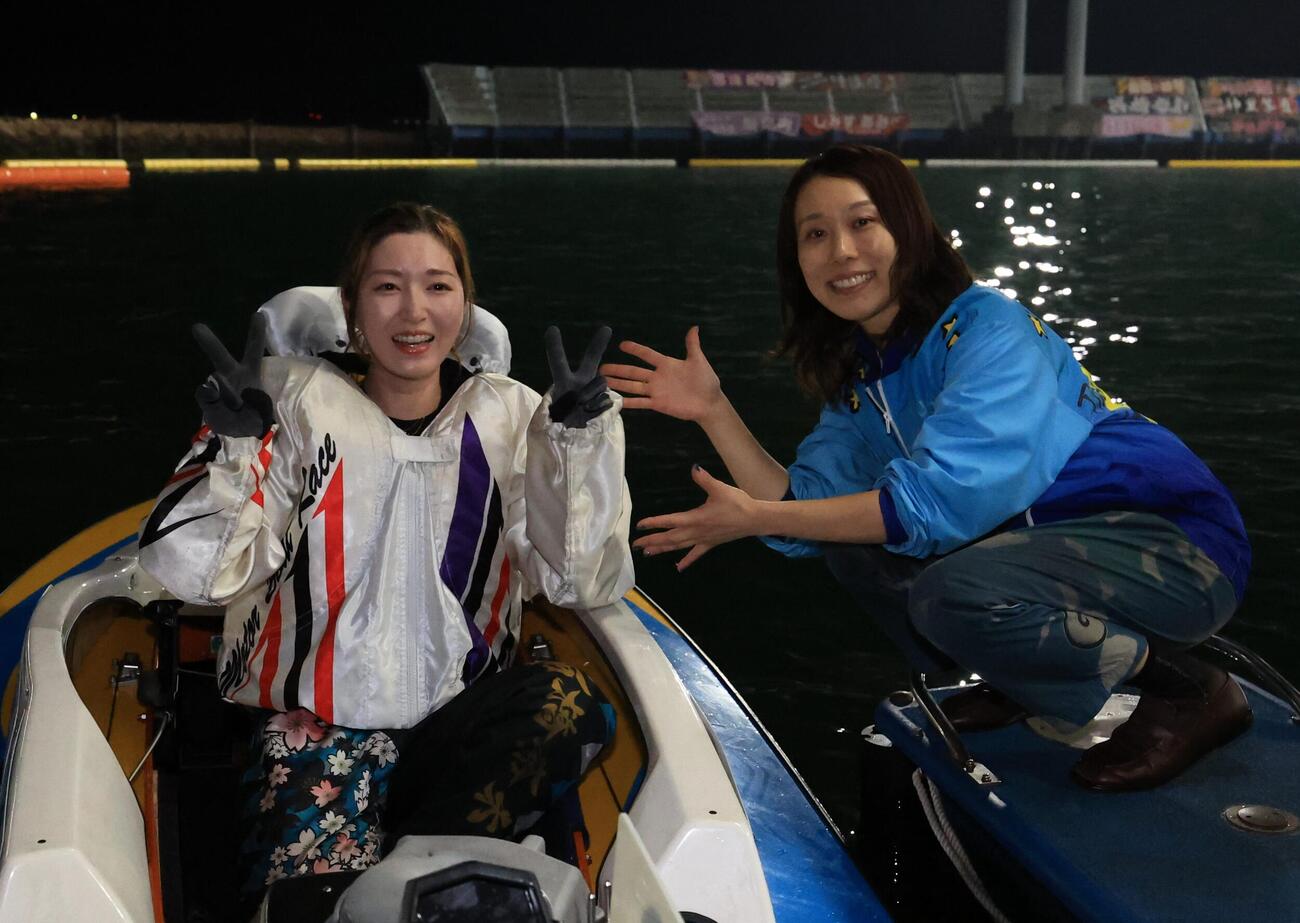 優勝を決めて今井美亜（右）にたたえられる西橋奈未