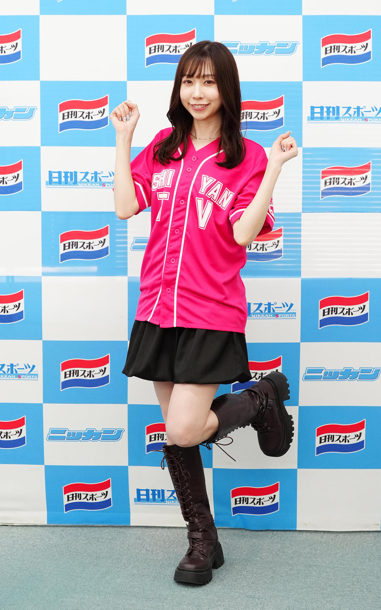 ボートレース芦屋「G1全日本王座決定戦開設74周年記念」のPRで来社したまりえーるさん（撮影・江口和貴）