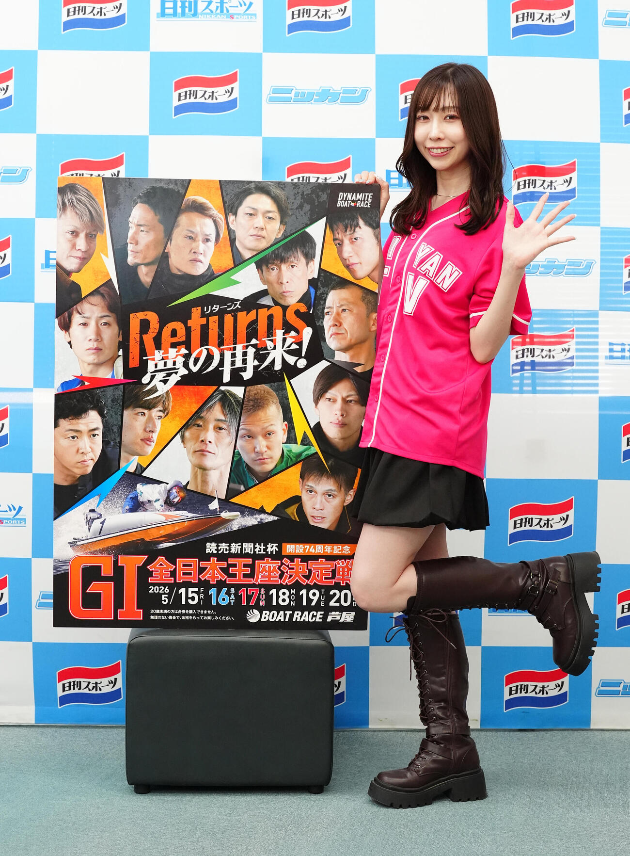 ボートレース芦屋「G1全日本王座決定戦開設74周年記念」のPRで来社したまりえーるさん（撮影・江口和貴）