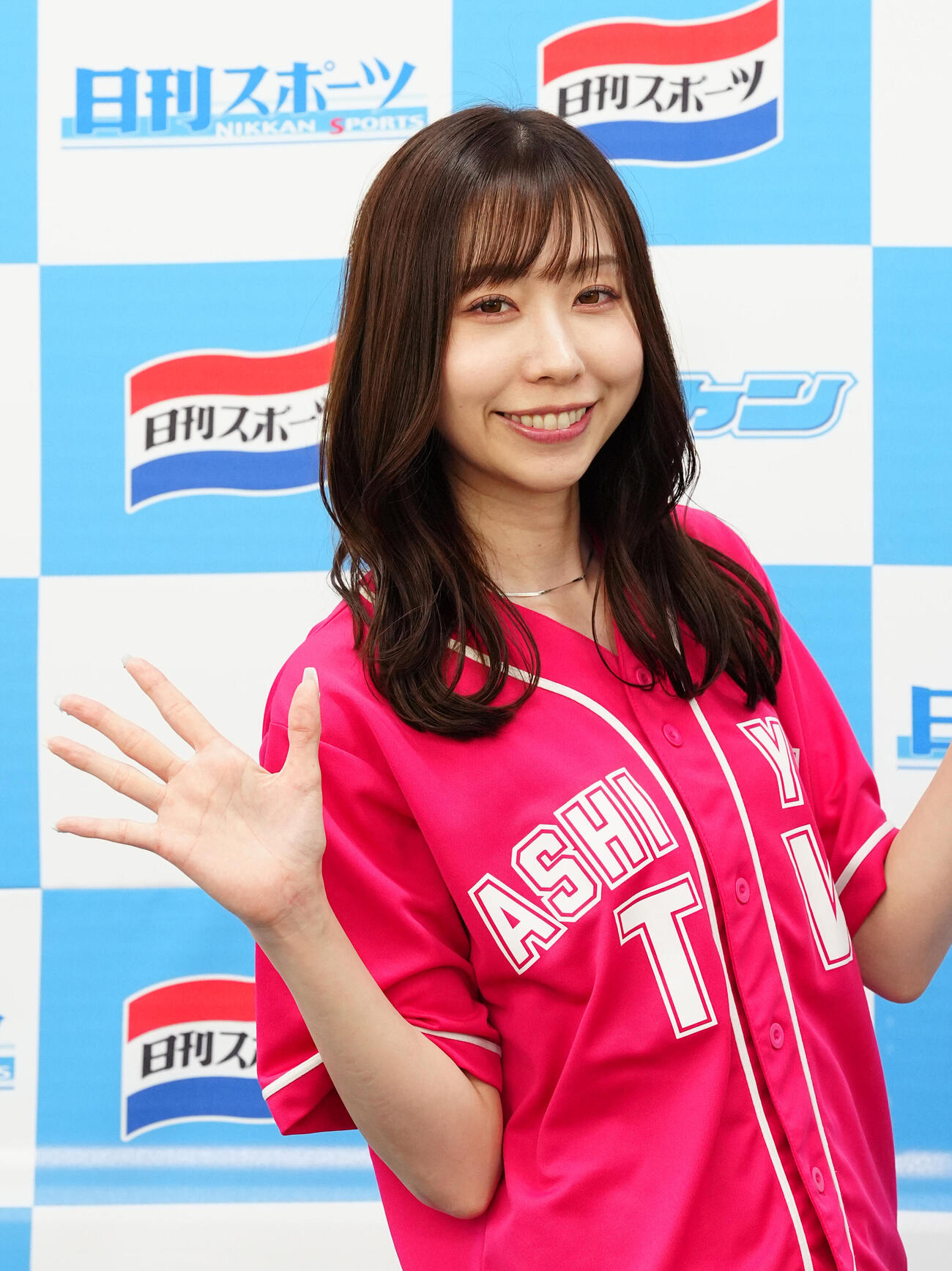 ボートレース芦屋「G1全日本王座決定戦開設74周年記念」のPRで来社したまりえーるさん（撮影・江口和貴）