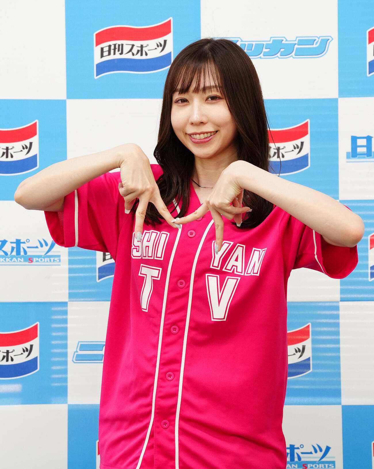 ボートレース芦屋「G1全日本王座決定戦開設74周年記念」のPRで来社したまりえーるさん（撮影・江口和貴）
