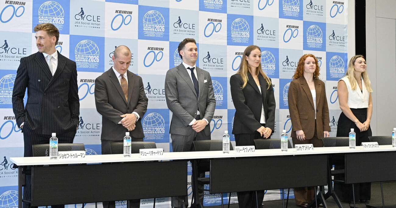 競輪WS選手来日記者会見に出席した、左からジョセフ・トゥルーマン、マシュー・リチャードソン、ハリー・ラブレイセン、エレセ・アンドルーズ、へティ・ファンデルワウ、マチルド・グロ（撮影・千葉一成）