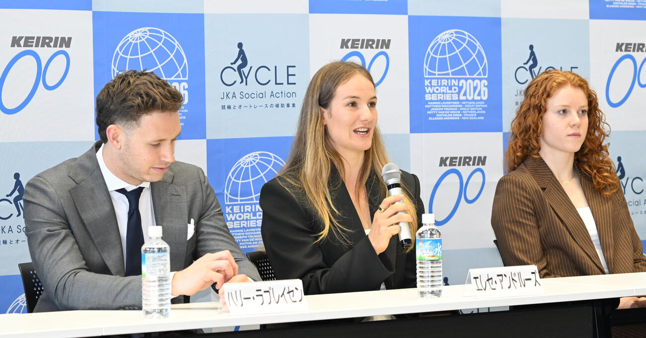競輪WS選手来日記者会見で質問に答えるエレセ・アンドルーズ（中央）（撮影・千葉一成）