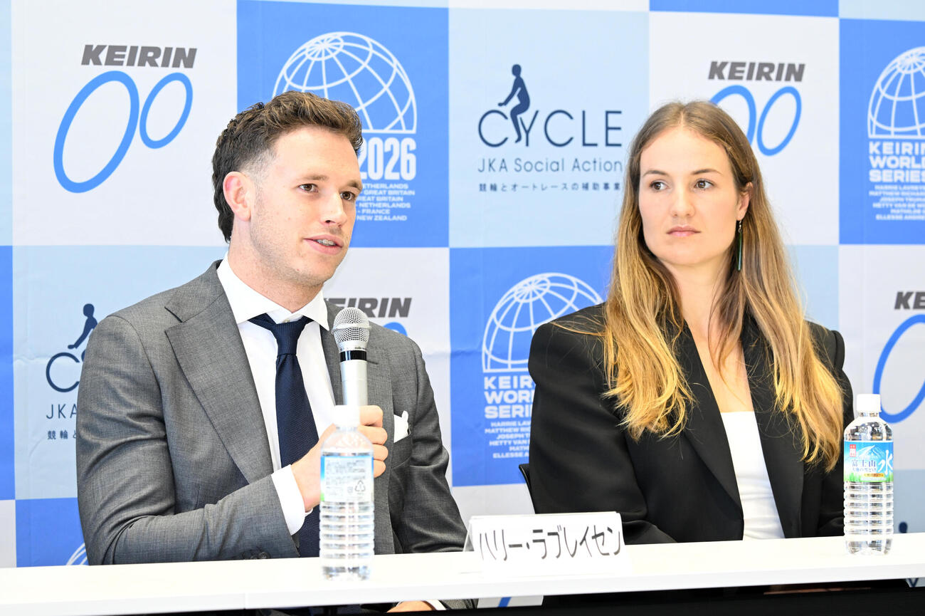 来日記者会見で質問に答えるハリー・ラブレイセン。右はエレセ・アンドルーズ（撮影・千葉一成）