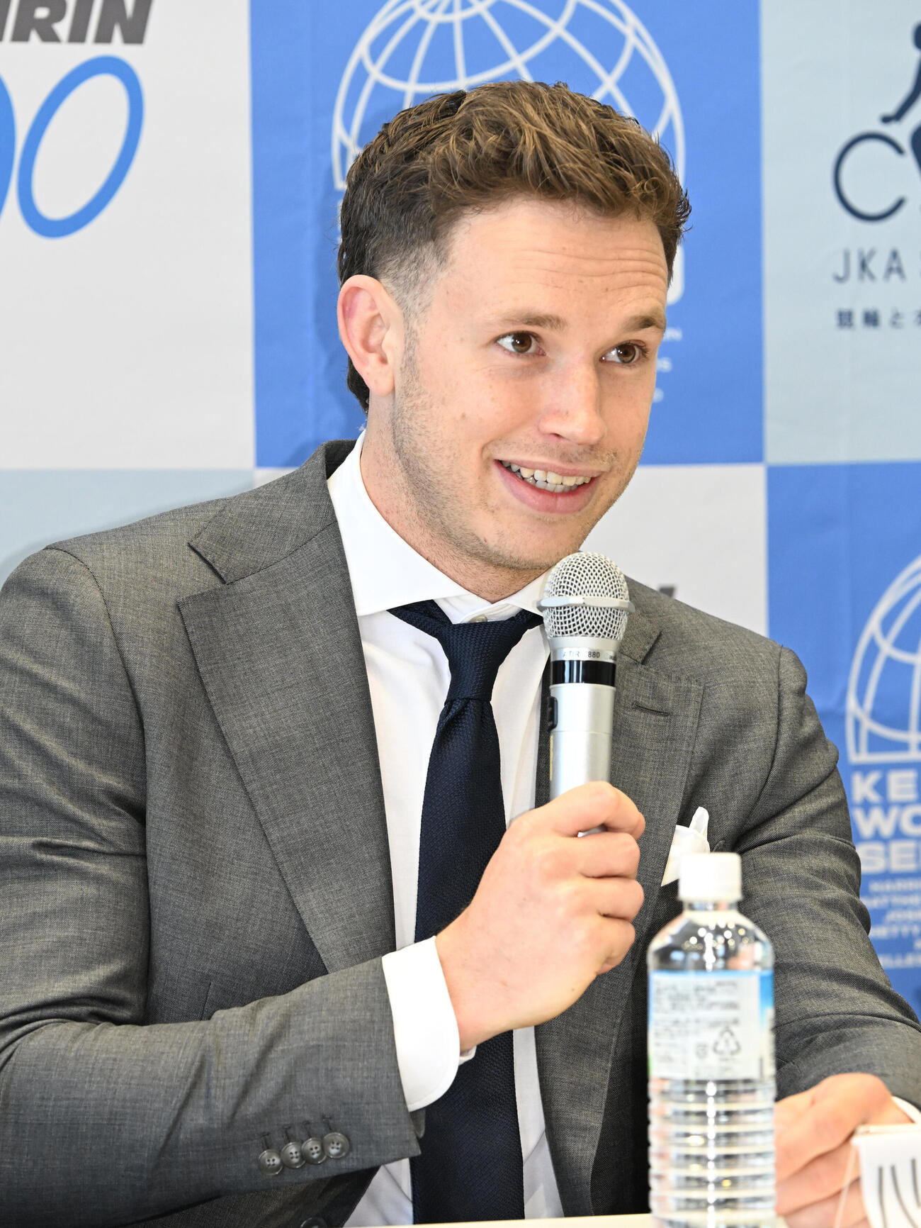 来日会見であいさつするハリー・ラブレイセン（撮影・千葉一成）