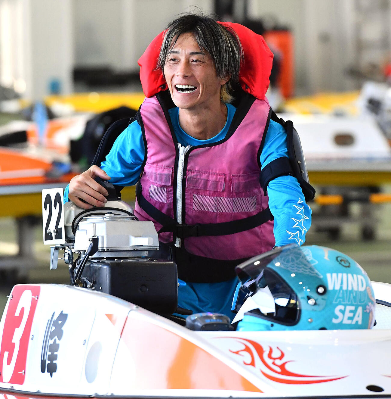 いきなりパワー全開の峰竜太がシリーズをリードする（撮影・岩下翔太）