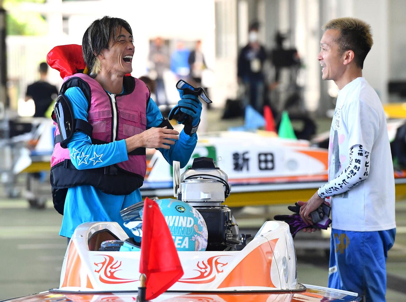 西山貴浩（右）と談笑する峰竜太