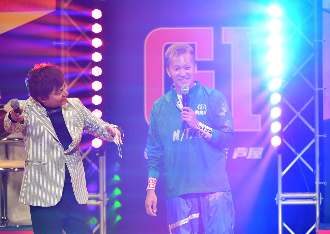 ドリーム戦出場選手インタビューでファンから誕生日を祝福される西山貴浩（右）（撮影・岩下翔太）
