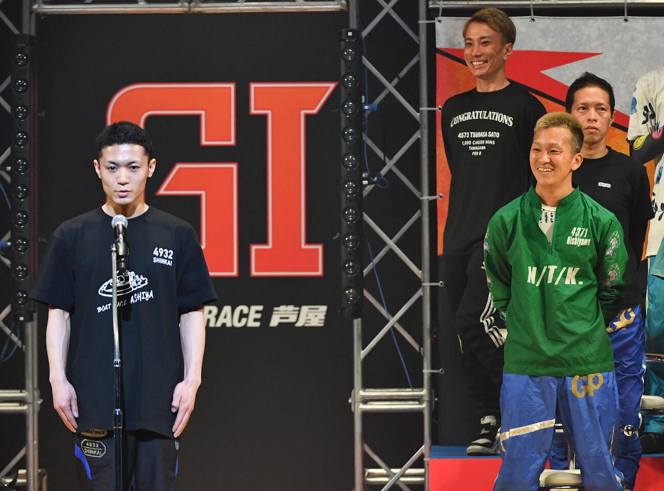 G1全日本王座決定戦1日目　オープニングセレモニーで緊張しながら選手代表あいさつをする4932新開航（左）を笑顔で見つめる4371西山貴浩（撮影・岩下翔太）