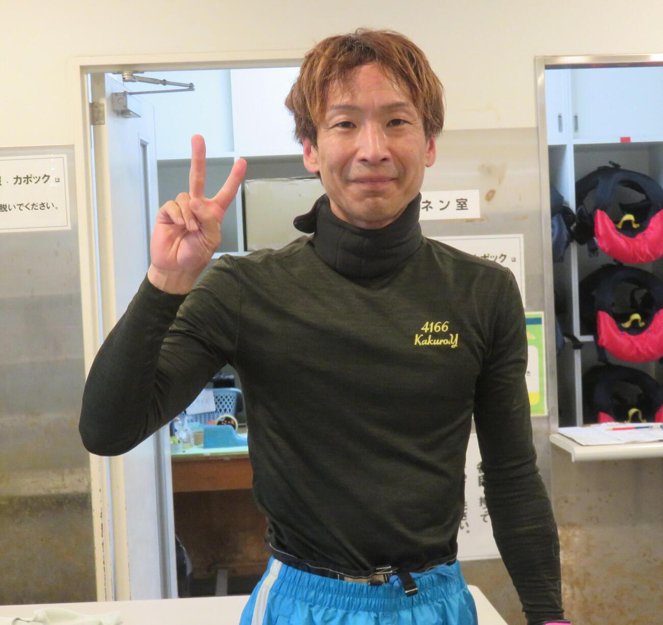 吉田拡郎は2節連続、今年3回目の優勝を果たしVサイン