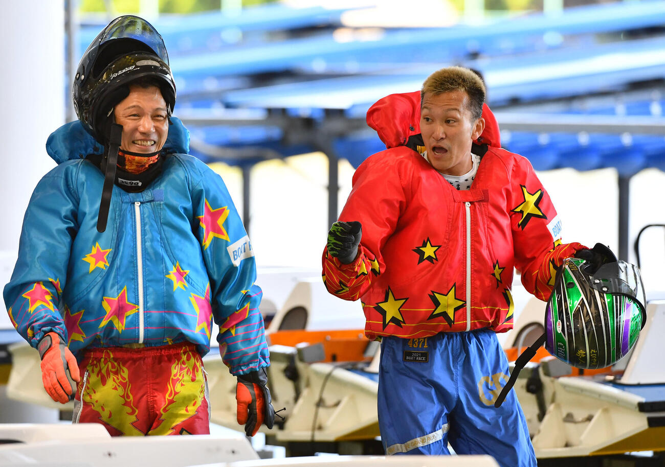 G1全日本王座決定戦3日目　8R、勝利した4371西山貴浩（右）は3590浜野谷憲吾と談笑しながら引き揚げる（撮影・岩下翔太）