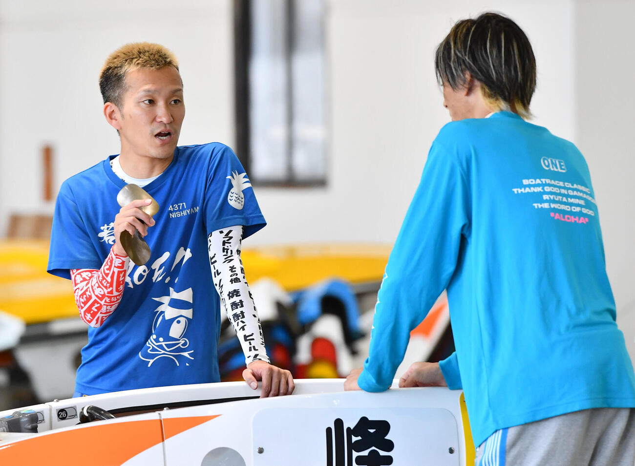 G1全日本王座決定戦4日目　4320峰竜太（右）と話す4371西山貴浩（撮影・岩下翔太）