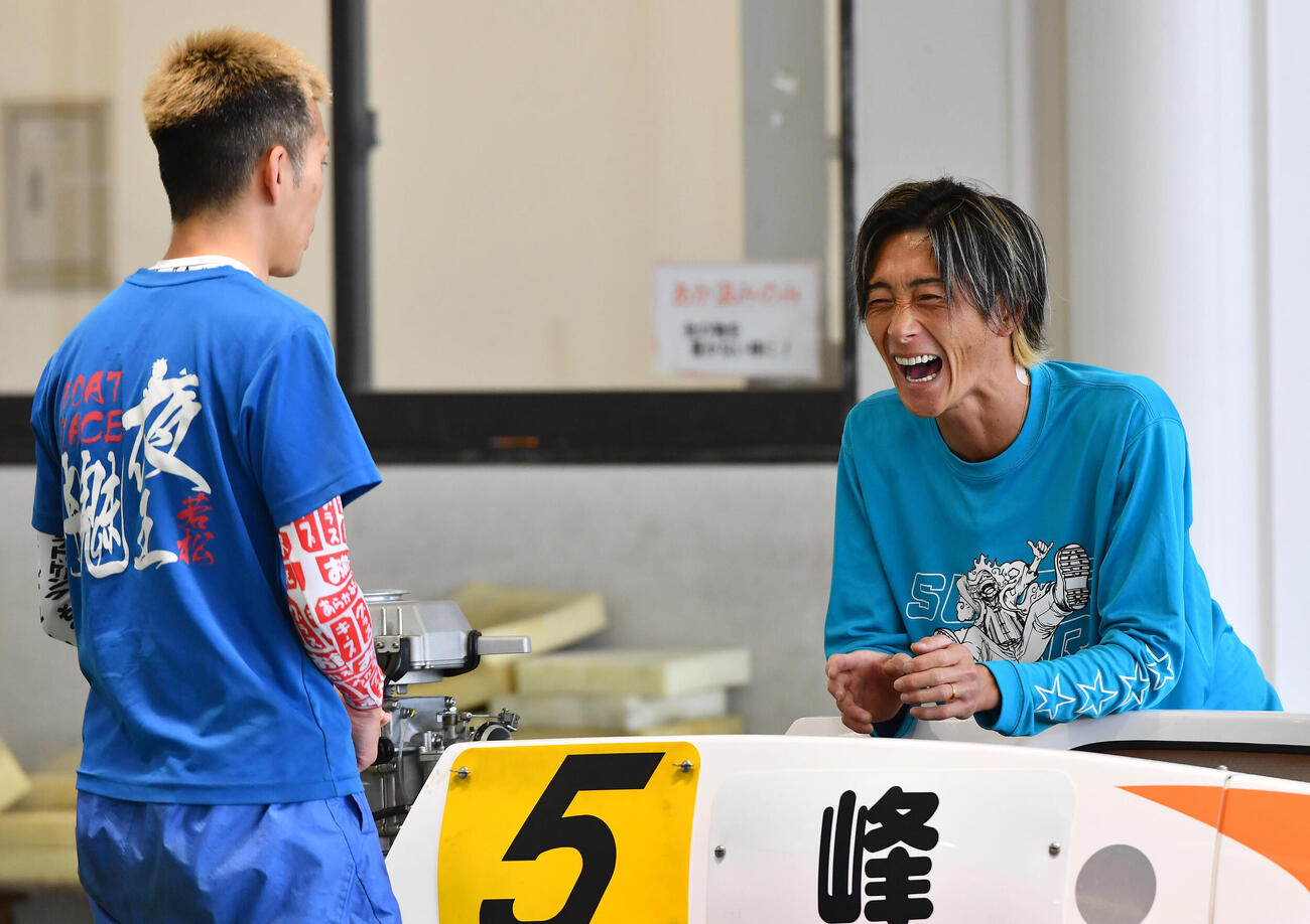 G1全日本王座決定戦4日目　4371西山貴浩（左）と談笑する4320峰竜太（撮影・岩下翔太）