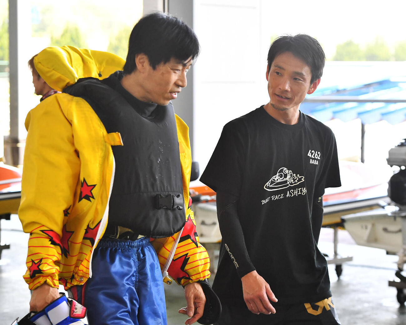 G1全日本王座決定戦4日目　2Rを終えて引き揚げる3721守田俊介（左）と話す4262馬場貴也（撮影・岩下翔太）