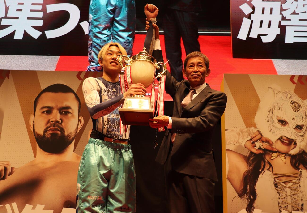 優勝カップを掲げる島川海輝（左）と今村豊さん