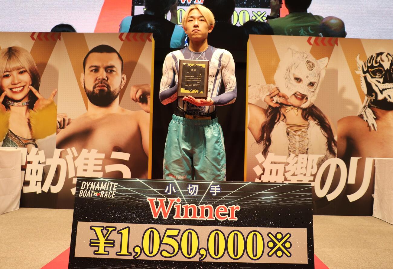 今年初優勝でメダル入り盾を手にする島川海輝